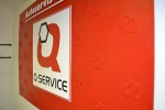 Q-SERVICE Autoservis Hasznos Želiezovce - Logo v interiéry