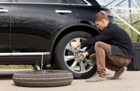 Ako opraviť defekt pneumatiky krok po kroku?